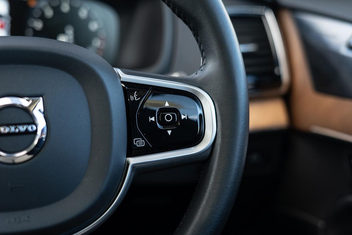 2022 Volvo XC90 B5 Momentum