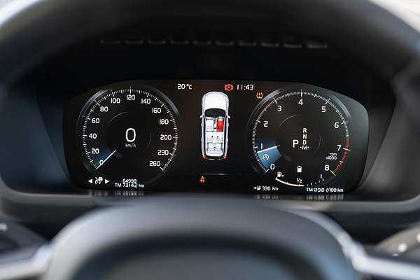 2022 Volvo XC90 B5 Momentum
