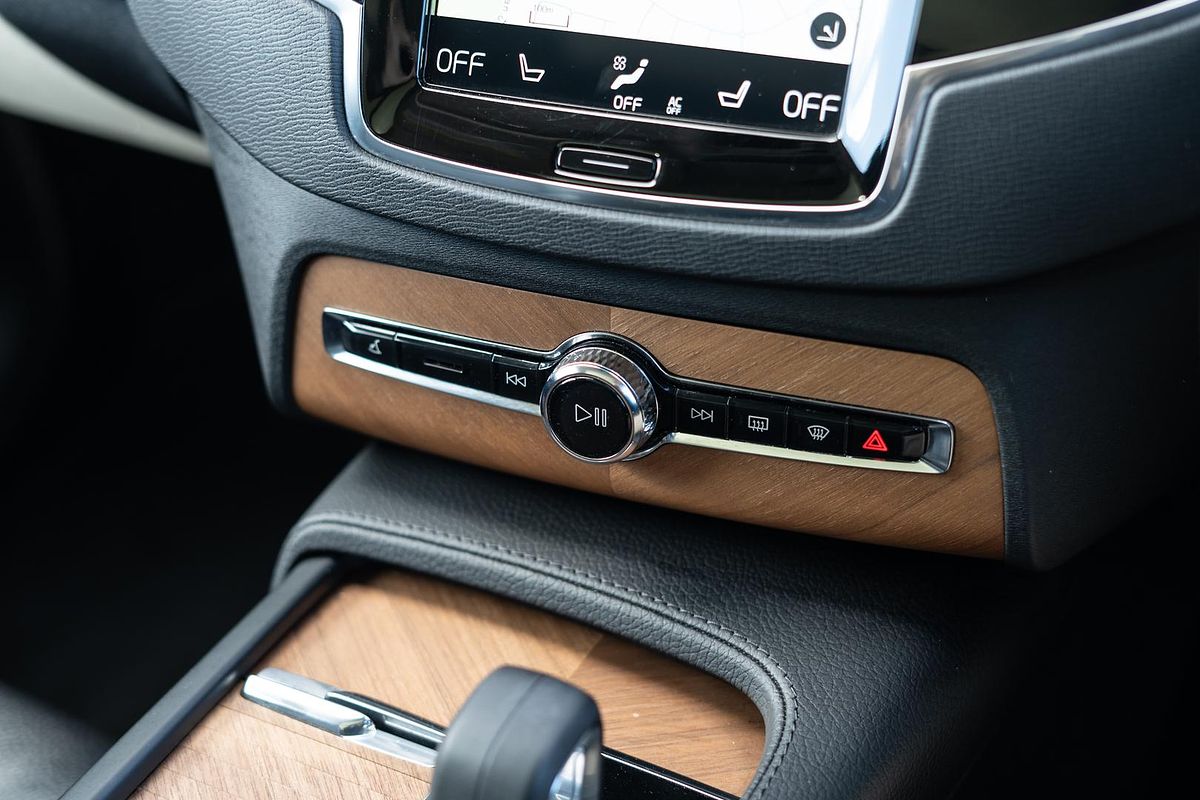 2022 Volvo XC90 B5 Momentum