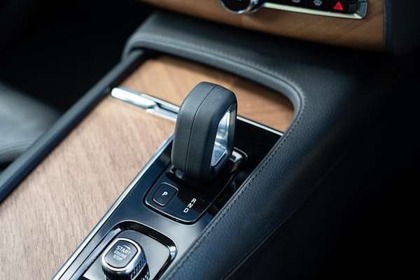 2022 Volvo XC90 B5 Momentum