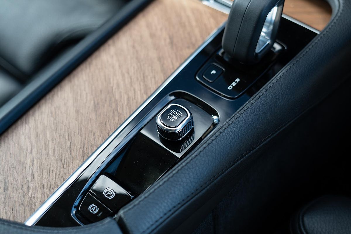 2022 Volvo XC90 B5 Momentum