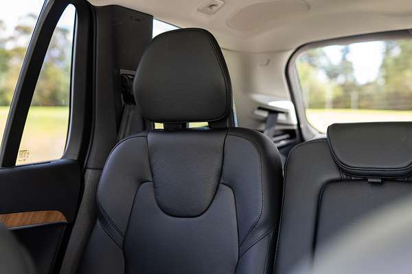 2022 Volvo XC90 B5 Momentum