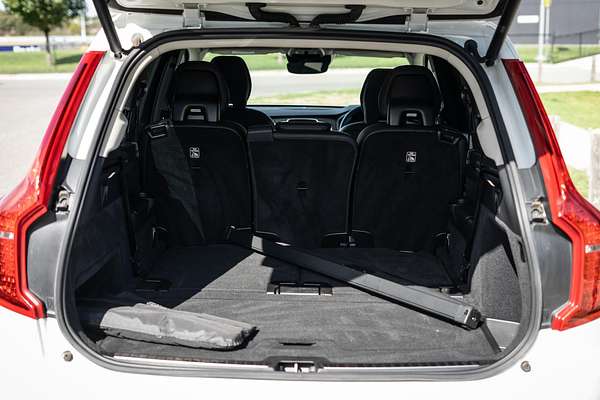 2022 Volvo XC90 B5 Momentum