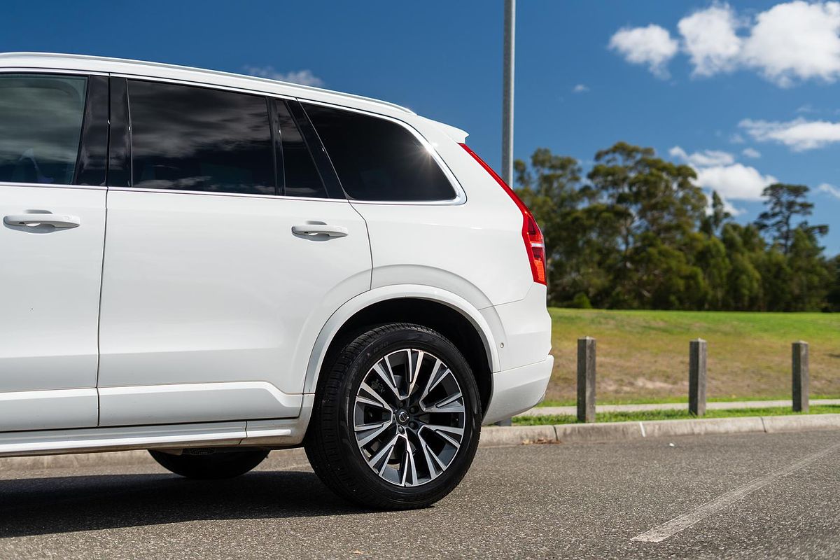 2022 Volvo XC90 B5 Momentum