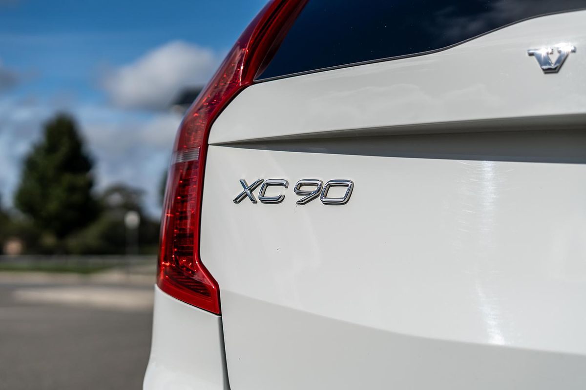 2022 Volvo XC90 B5 Momentum