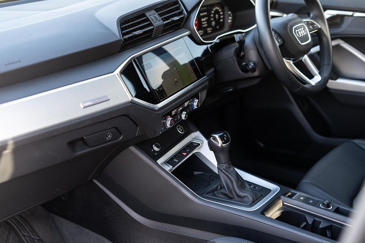 2024 Audi Q3 35 TFSI Dynamic Black F3