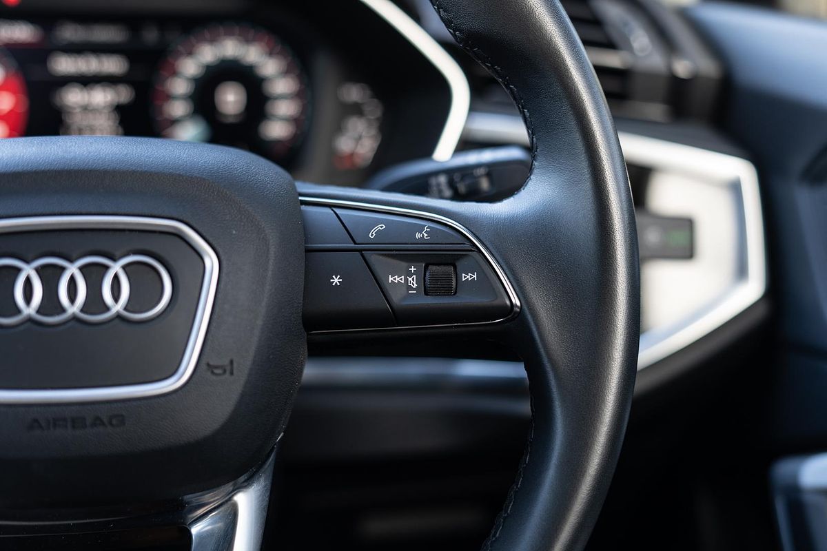 2024 Audi Q3 35 TFSI Dynamic Black F3