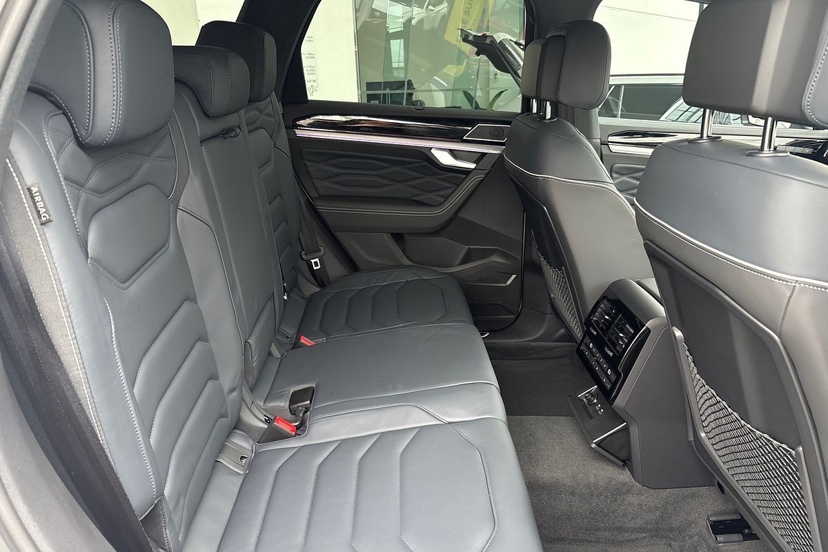 2024 Volkswagen Touareg 210TDI R-Line RC