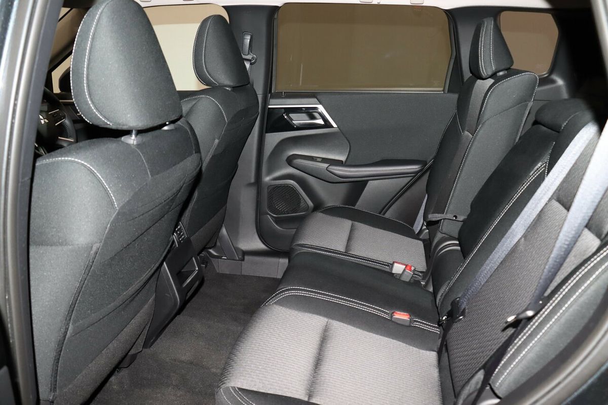 2024 Mitsubishi Outlander LS ZM