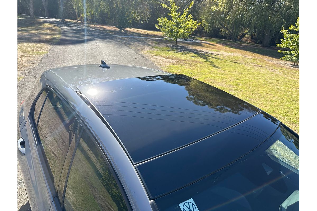 2025 Volkswagen Golf 110TSI R-Line 8.5