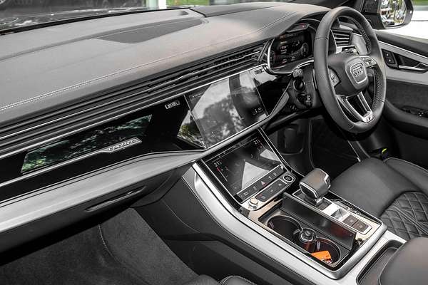 2024 Audi Q8 50 TDI S line F1