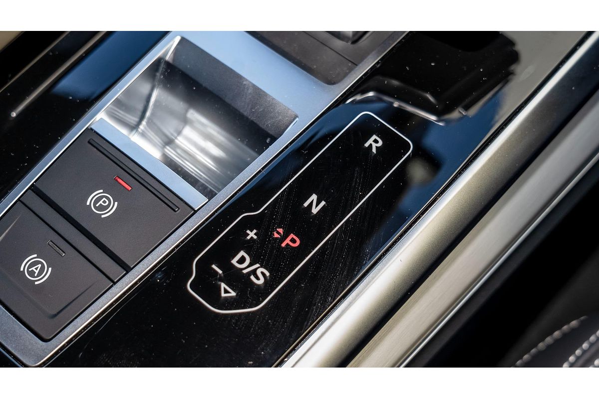 2024 Audi Q8 50 TDI S line F1