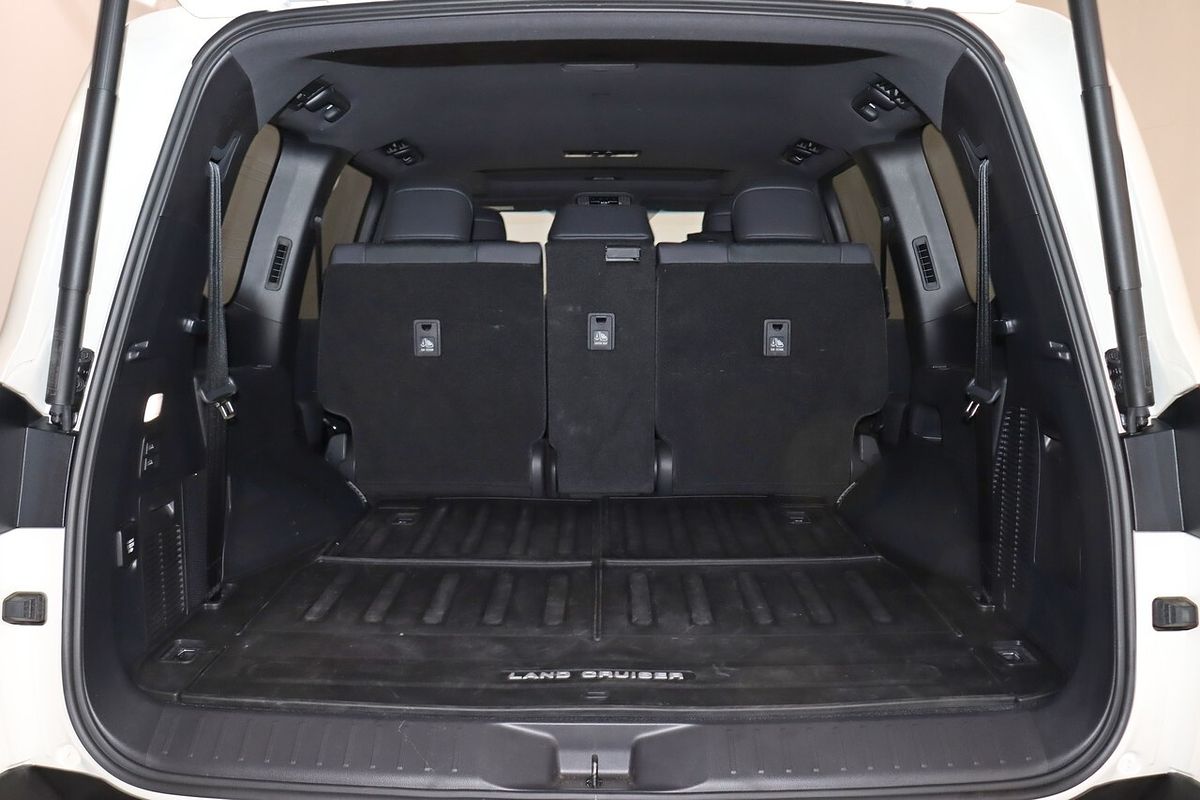 2024 Toyota Landcruiser Sahara FJA300R