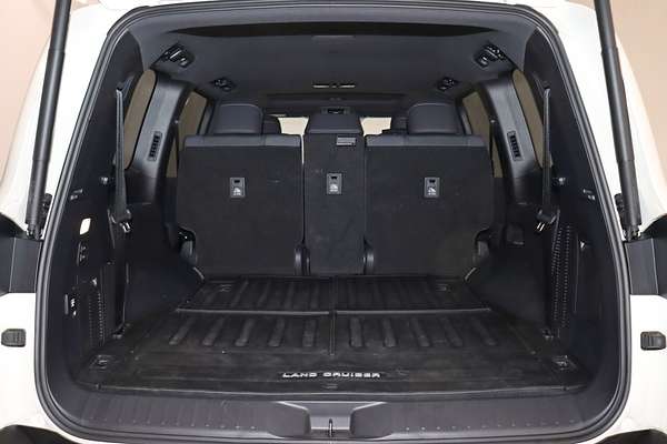 2024 Toyota Landcruiser Sahara FJA300R