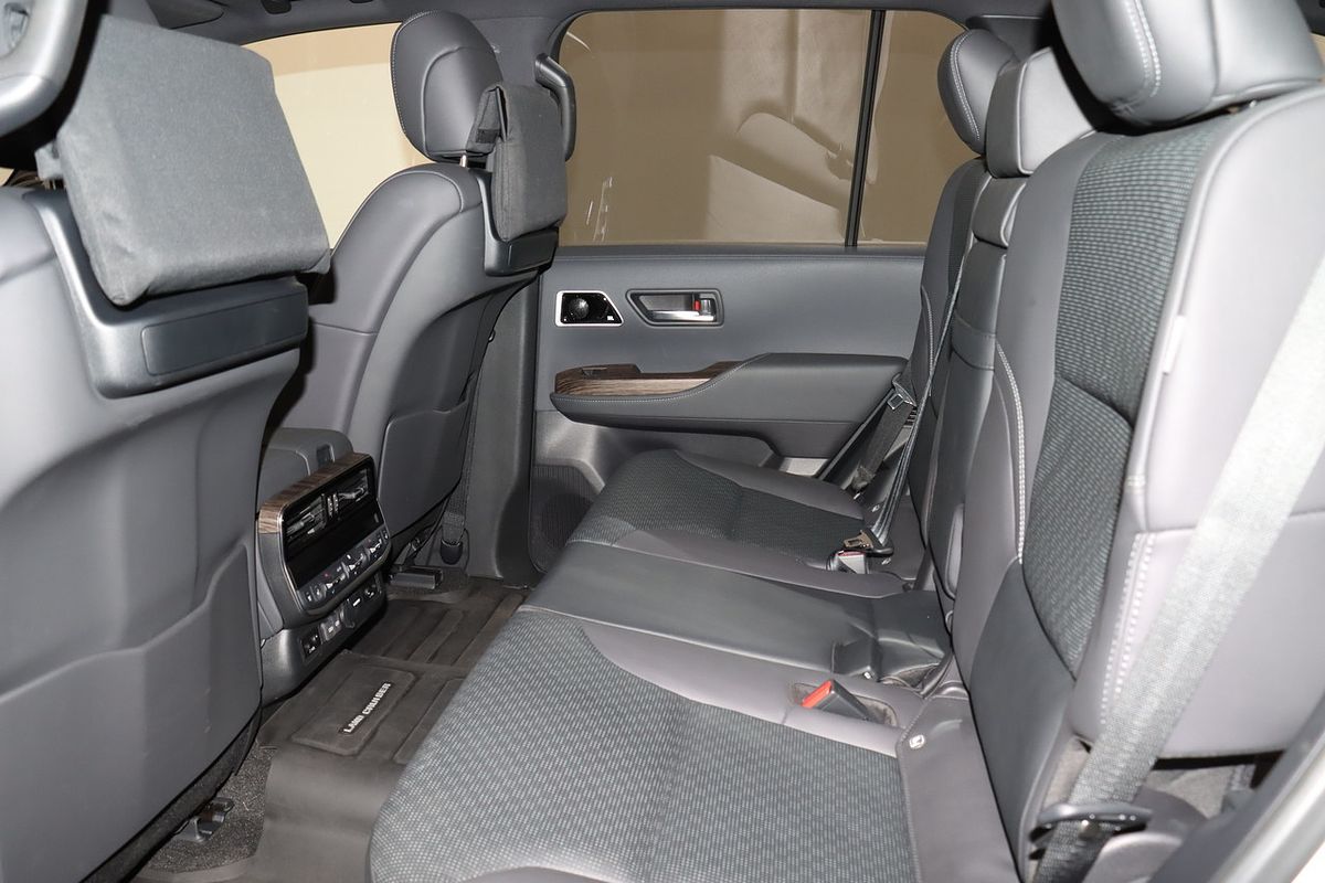 2024 Toyota Landcruiser Sahara FJA300R
