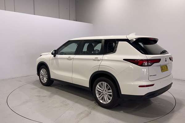 2023 Mitsubishi Outlander ES ZM