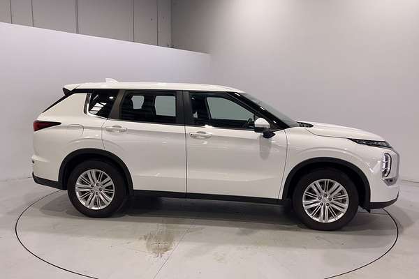 2023 Mitsubishi Outlander ES ZM