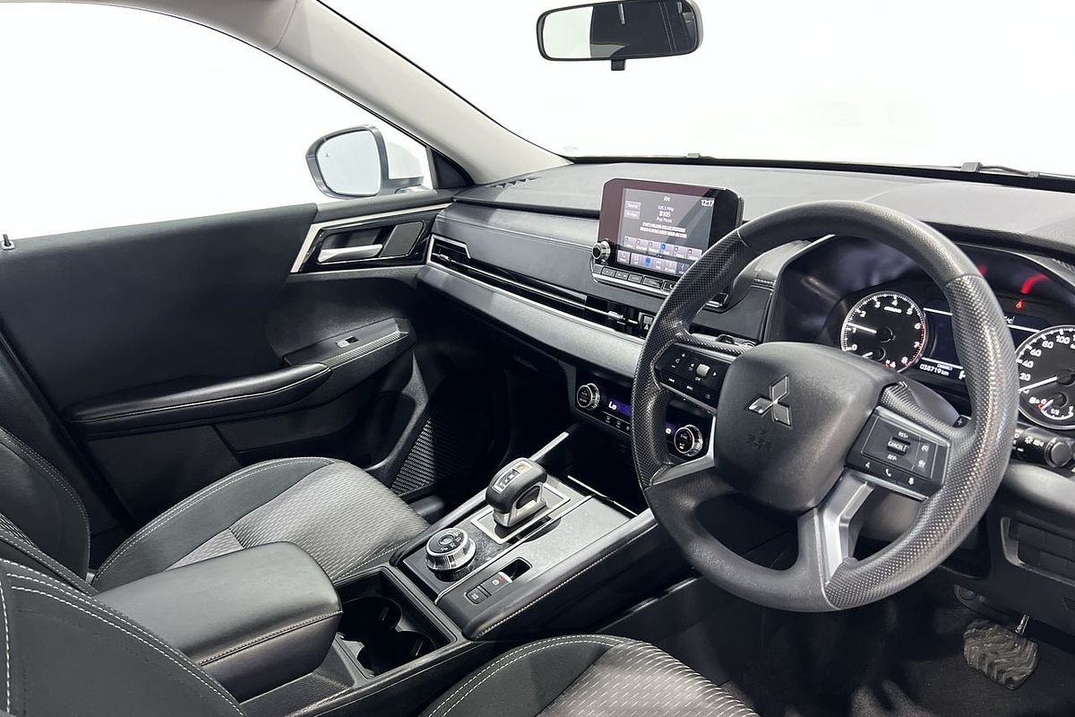 2023 Mitsubishi Outlander ES ZM