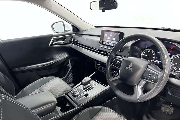 2023 Mitsubishi Outlander ES ZM