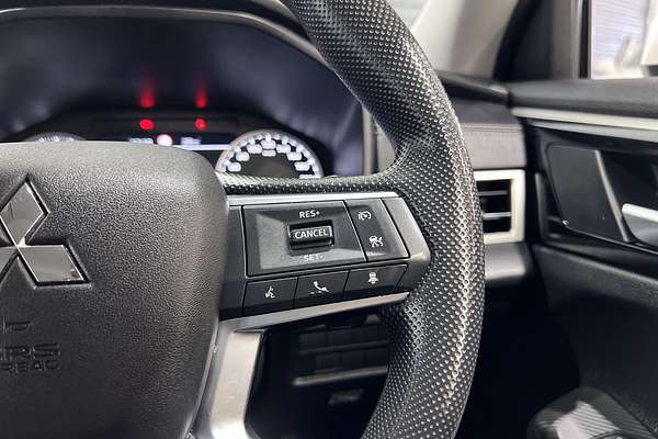 2023 Mitsubishi Outlander ES ZM
