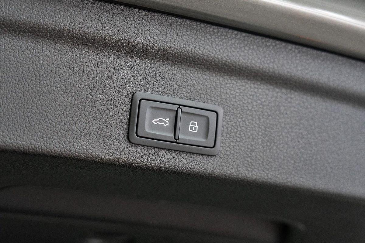 2023 Audi Q3 40 TFSI S line F3