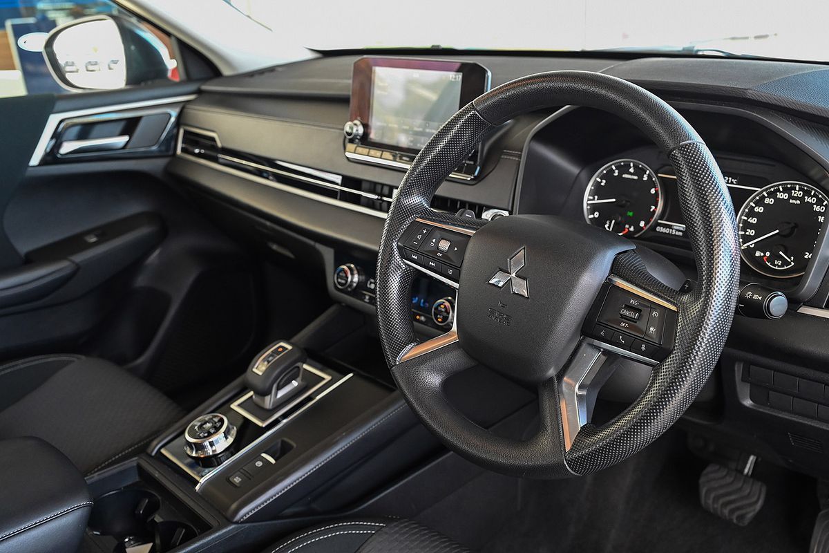 2024 Mitsubishi Outlander LS ZM