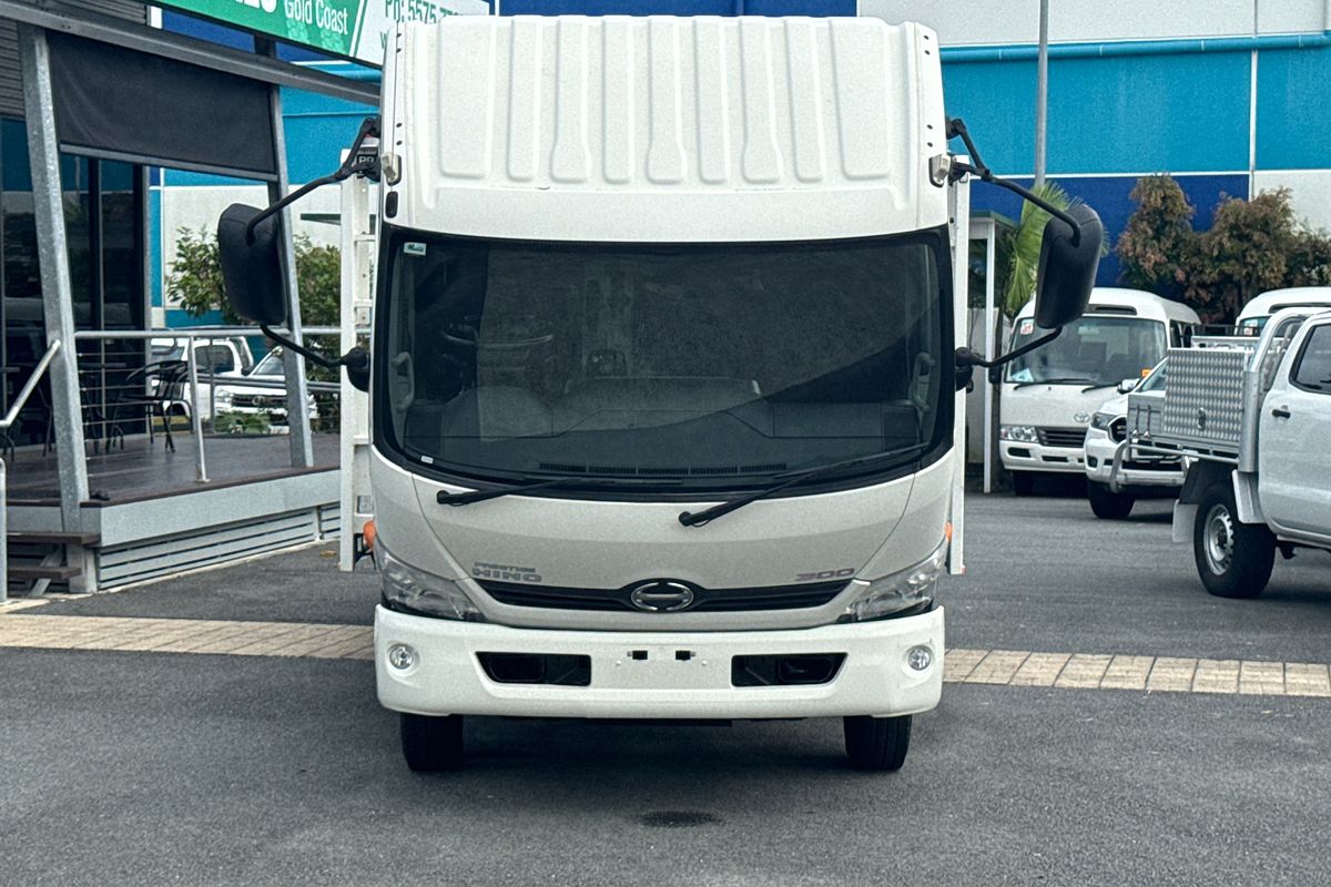 2012 Hino 300 Series 617 Medium 4x2