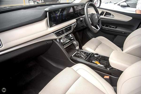 2025 Mahindra XUV700 AX7L