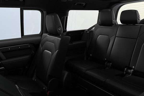 2025 Land Rover Defender 130 P400 X-Dynamic SE L663