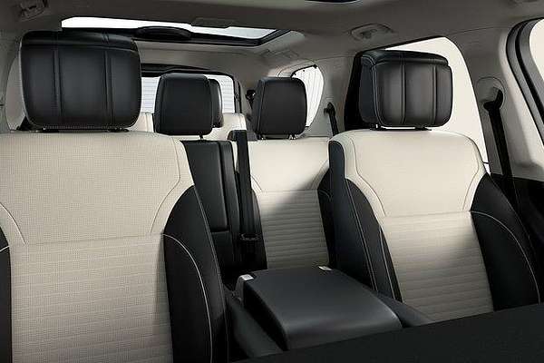 2025 Land Rover Discovery P360 Dynamic HSE Series 5