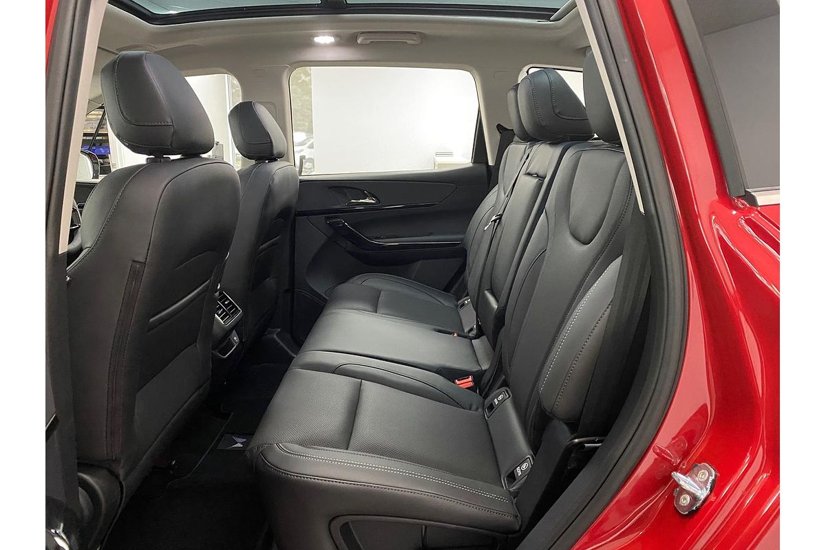 2025 Mahindra XUV700 AX7L