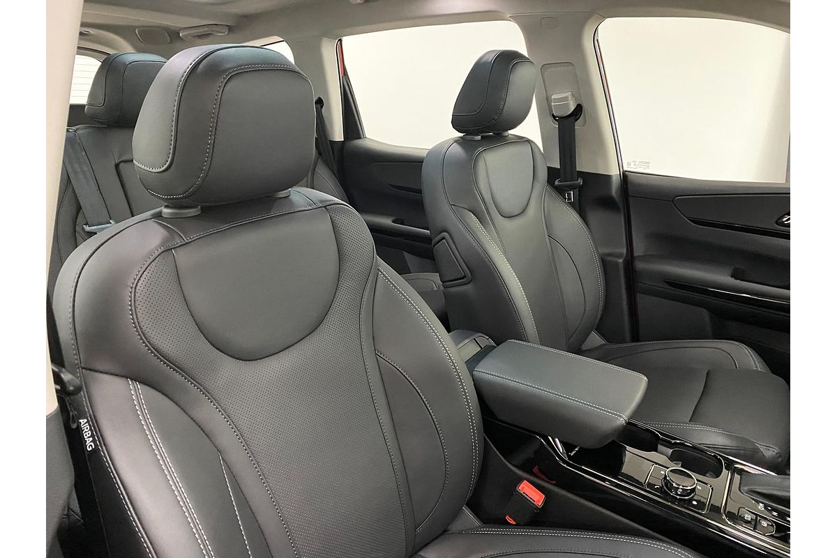 2025 Mahindra XUV700 AX7L