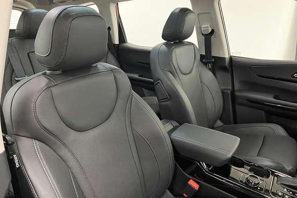 2025 Mahindra XUV700 AX7L
