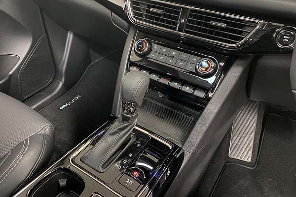 2025 Mahindra XUV700 AX7L