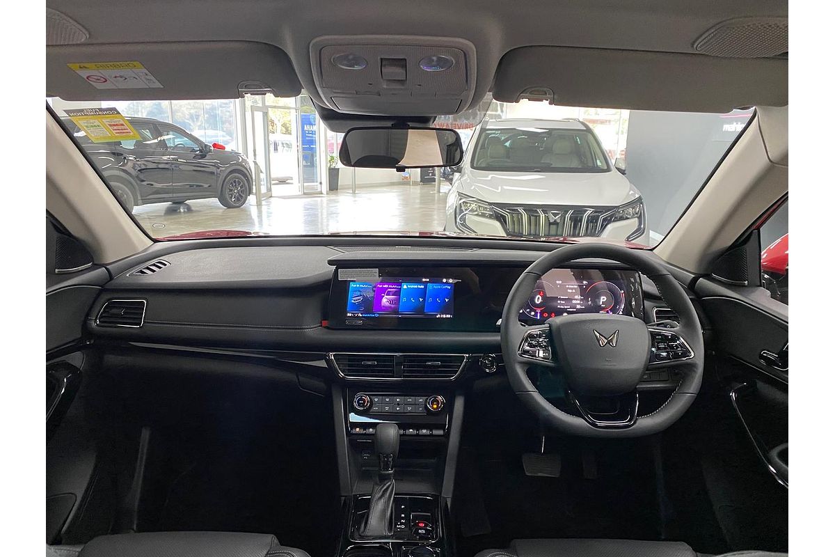 2025 Mahindra XUV700 AX7L