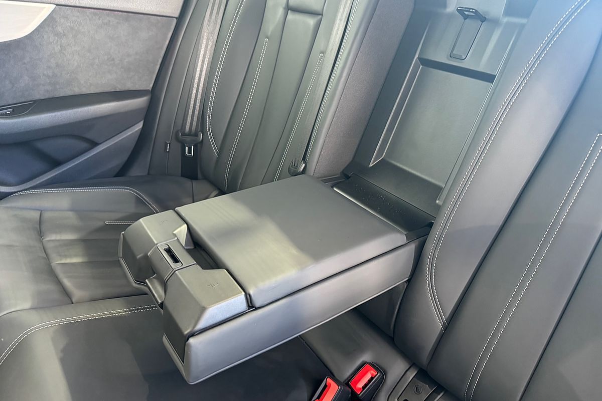 2023 Audi A4 45 TFSI S line B9