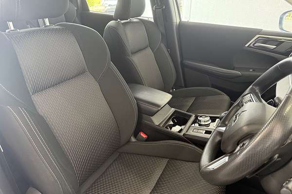 2022 Mitsubishi Outlander ES ZM