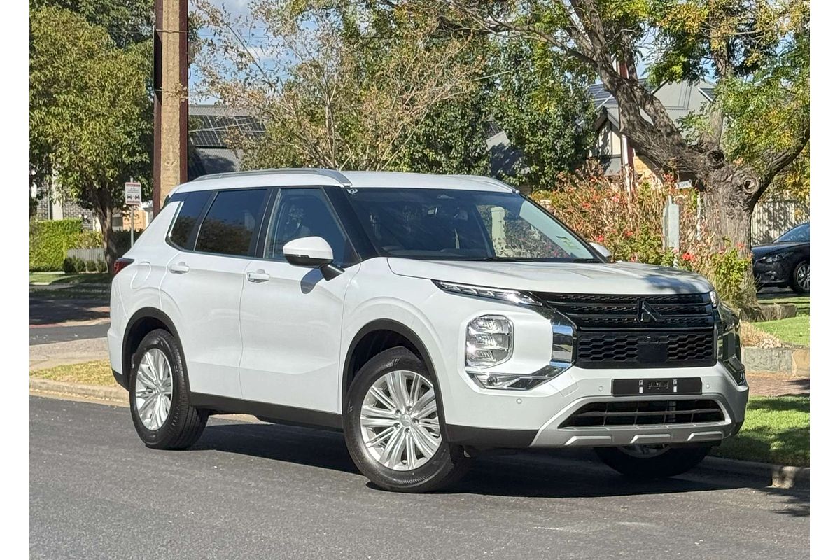2024 Mitsubishi Outlander LS ZM