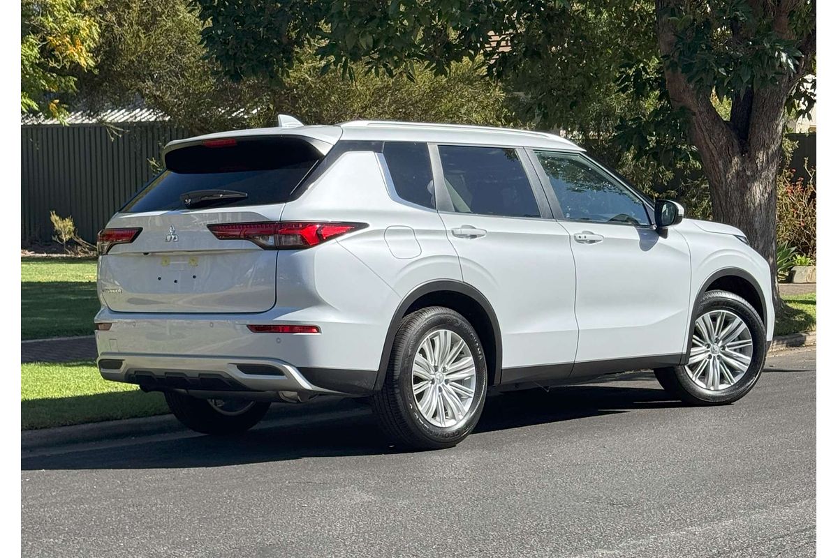 2024 Mitsubishi Outlander LS ZM