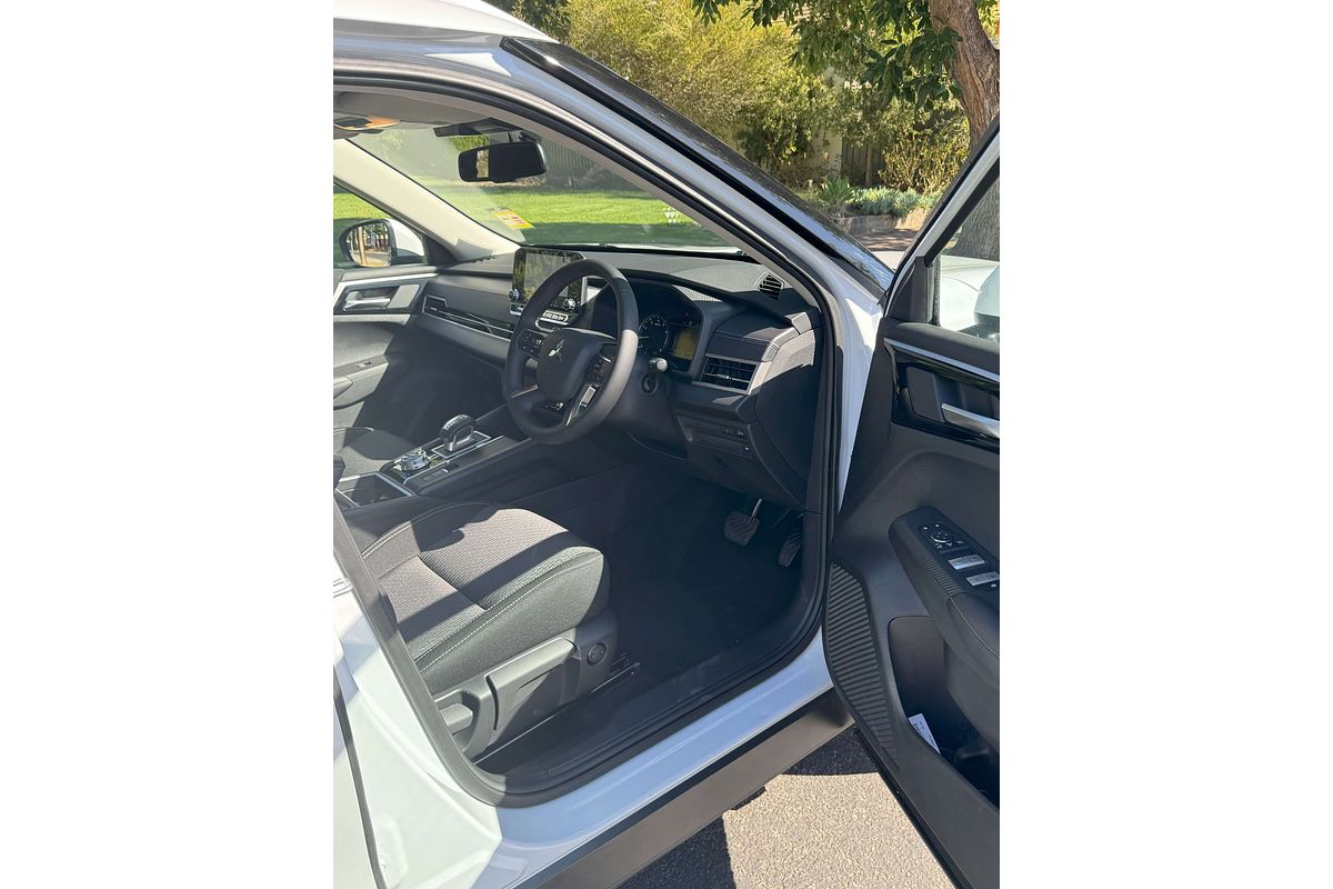 2024 Mitsubishi Outlander LS ZM