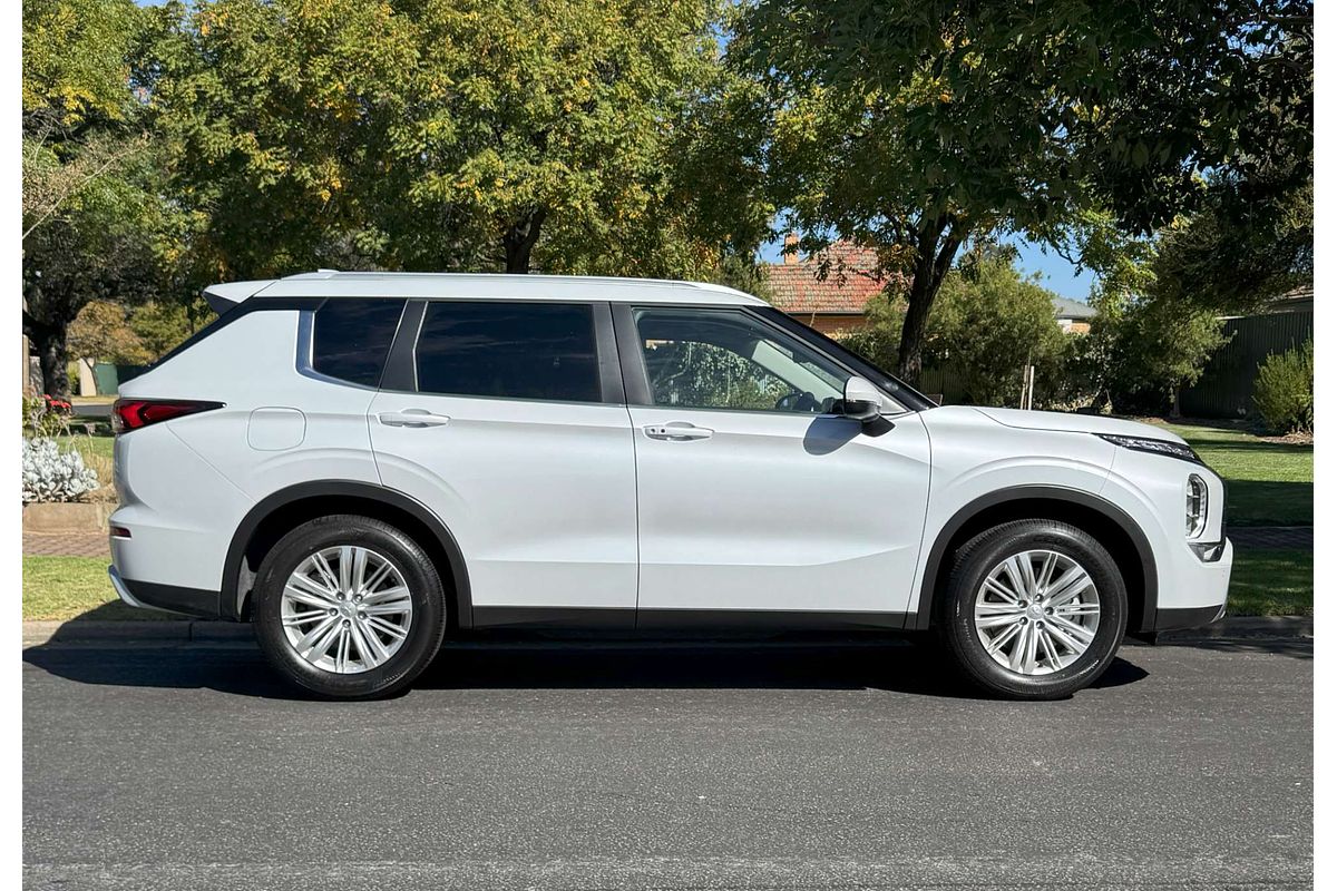 2024 Mitsubishi Outlander LS ZM