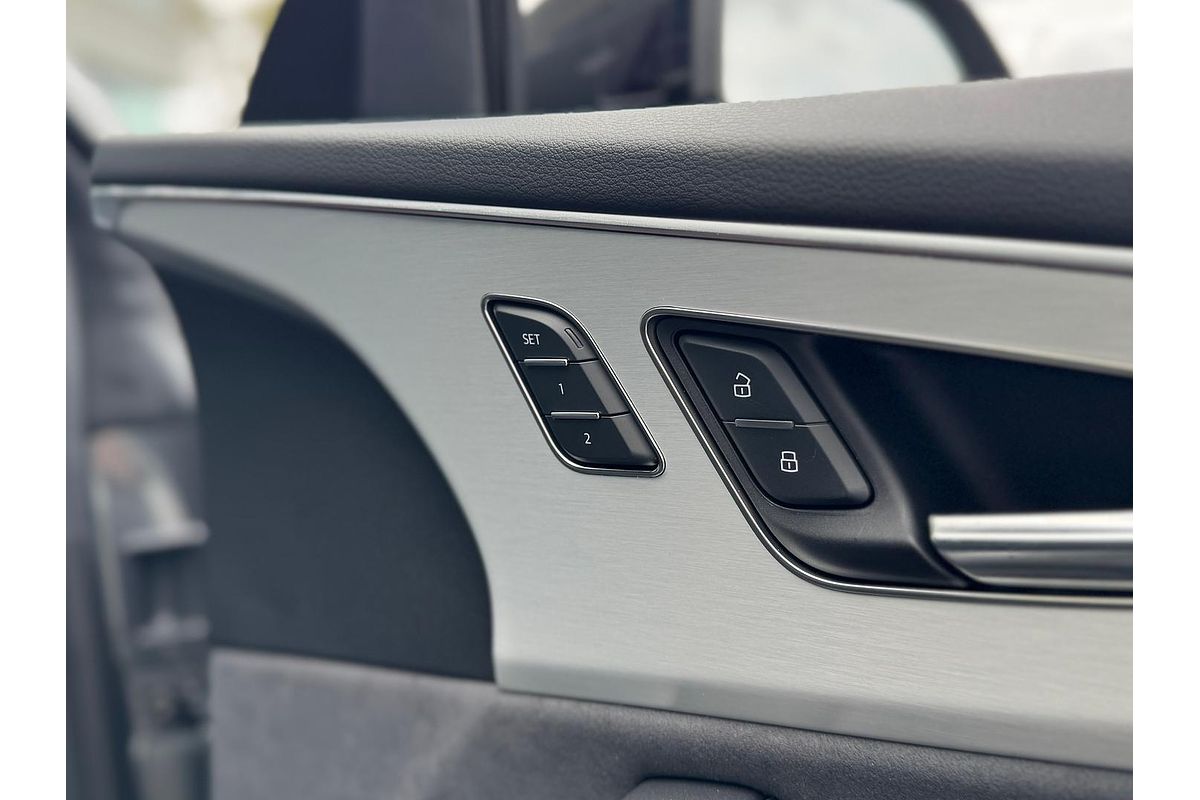 2024 Audi Q8 50 TDI S line F1