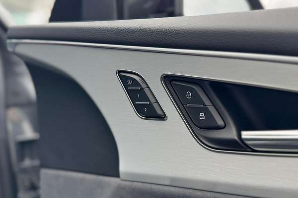 2024 Audi Q8 50 TDI S line F1