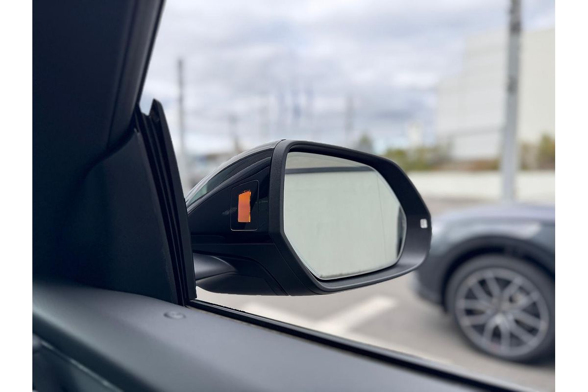 2024 Audi Q8 50 TDI S line F1