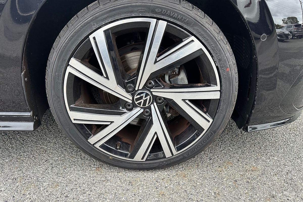 2022 Volkswagen Golf 110TSI R-Line 8