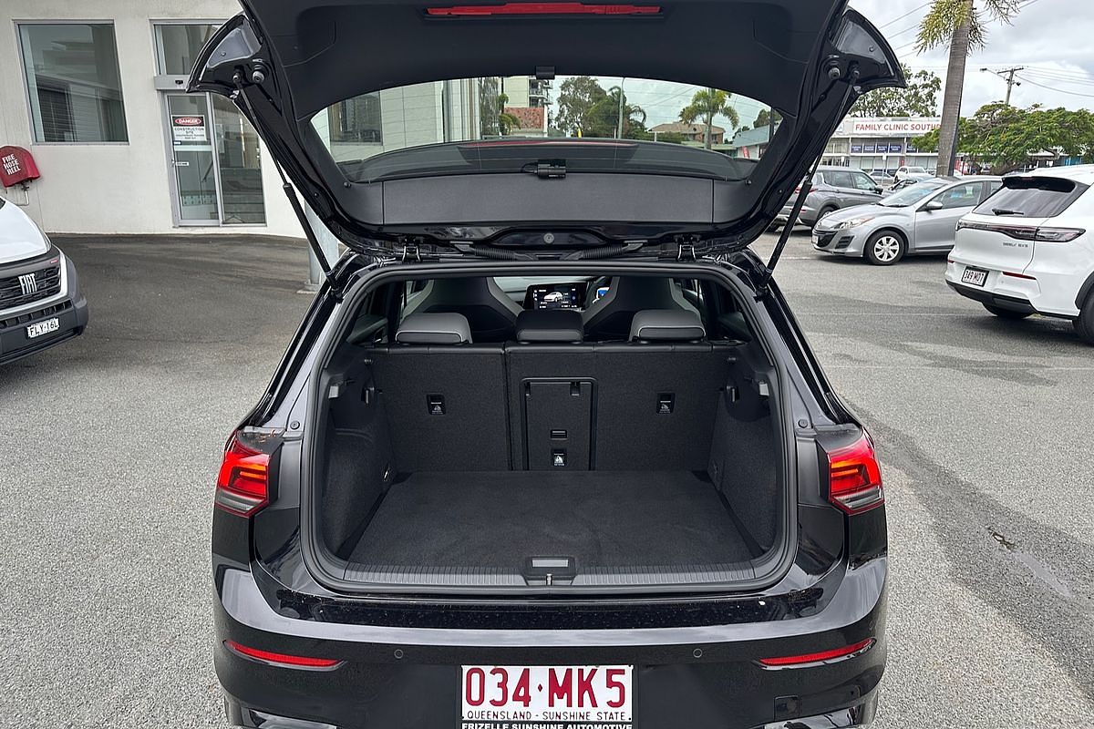 2022 Volkswagen Golf 110TSI R-Line 8
