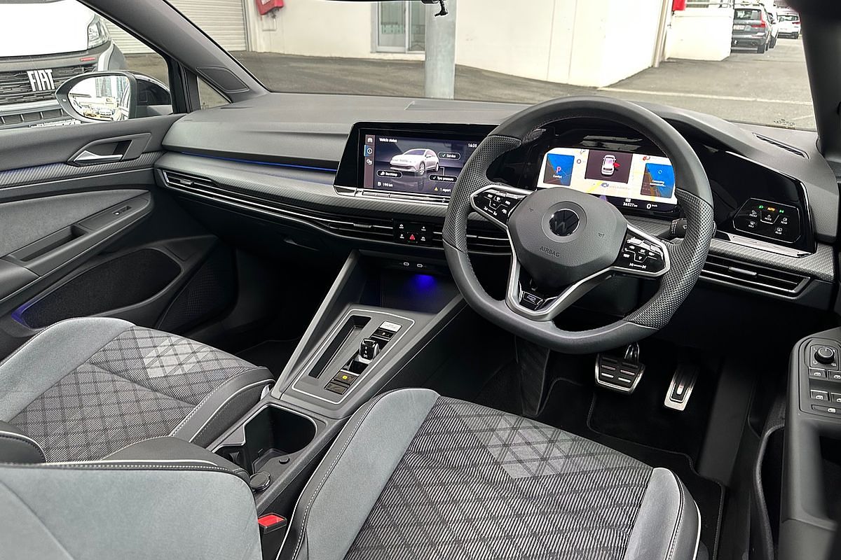 2022 Volkswagen Golf 110TSI R-Line 8