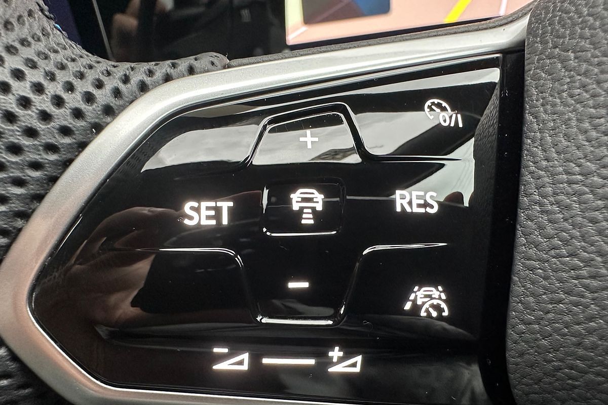 2022 Volkswagen Golf 110TSI R-Line 8