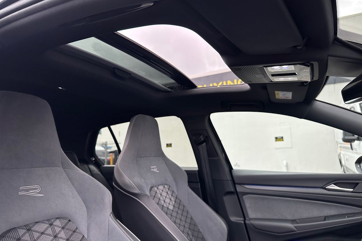2022 Volkswagen Golf 110TSI R-Line 8