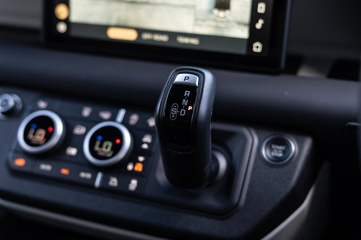 2023 Land Rover Defender 90 P400 X-Dynamic SE L663